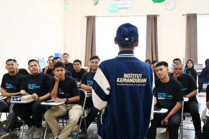 Setiawan Chogah, penulis dan Editor-in-Chief Techfin Insight, diundang memberi pembekalan khusus, Kamis (11/9/2025) kepada 35 calon garda depan keamanan di aula Institut Kemandirian Dompet Dhuafa, Karawaci, Tangerang.