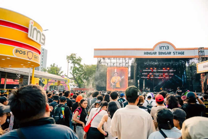 Ribuan penonton larut dalam euforia musik di panggung Hingar Bingar Stage yang digelar IM3. Lebih dari sekadar festival, pengalaman ini ditopang jaringan 5G andal yang memastikan setiap momen—dari live streaming, update media sosial, hingga transaksi digital—berjalan lancar tanpa hambatan.