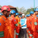 Senior Manager Distribusi PLN UID Banten (helm putih) memberikan dukungan dan semangat kepada Tim PDKB-TM saat apel pembukaan sebelum melaksanakan kegiatan pemeliharaan jaringan.