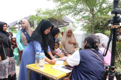 Warga Desa Surya Bahari, Kecamatan Pakuhaji, Tangerang, melakukan registrasi dan menerima buku kesehatan dalam rangkaian kegiatan Humanity Food Truck PLN Peduli (20/9).