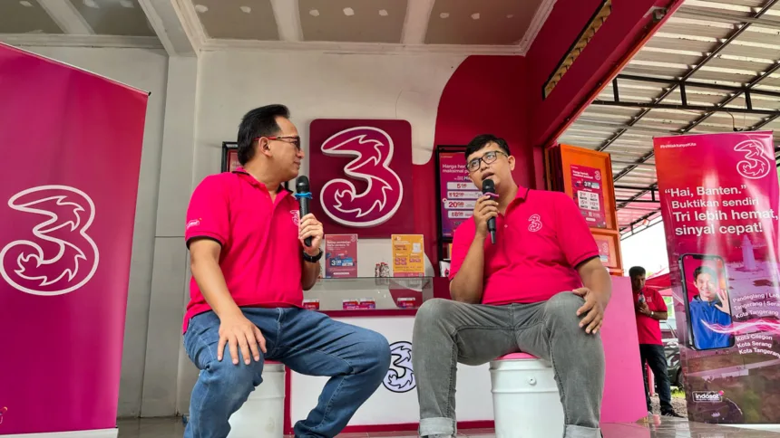 Eric Danari, SVP Head of Region Outer Jakarta Raya IOH, berbincang dengan Muhammad Aswar, pengelola 3Kiosk Tri di Serang, mengenai dampak perluasan jaringan terhadap aktivitas digital warga sekitar.