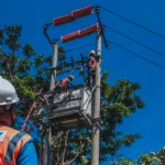 Ilustrasi petugas PLN secara rutin melakukan pemeliharaan infrastruktur untuk menjaga keandalan pasokan listrik bagi masyarakat.