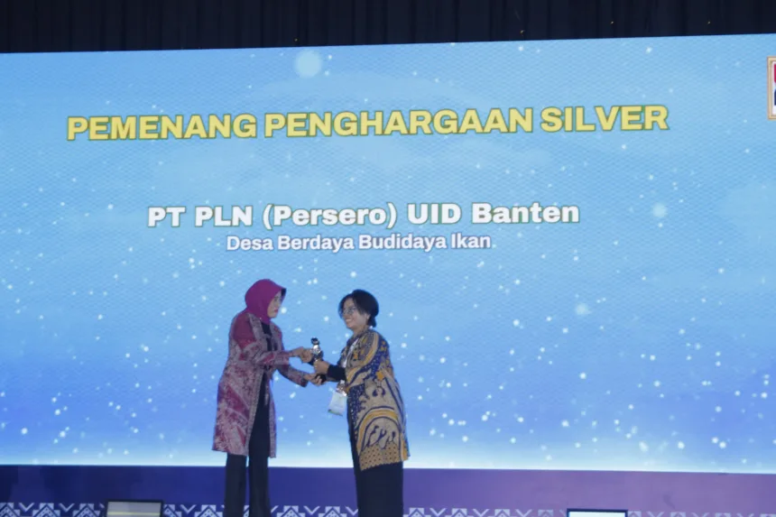 Haryati Rosanna Gultom (kiri) menerima Silver Award dalam ajang CSR dan Pengembangan Desa Berkelanjutan Awards 2025 di Jakarta, sebagai apresiasi atas keberhasilan Program Desa Berdaya Budidaya Ikan Lele di Tigaraksa, Kabupaten Tangerang.