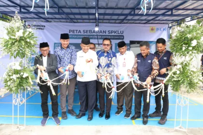 General Manager PLN UID Banten, Muhammad Joharifin (Kedua dari kanan), bersama Kepala Dinas Ketenagakerjaan Provinsi Banten Drs. H. Septo Kalnadi, MM, dan jajaran pemerintah daerah meresmikan SPKLU roda dua pertama di sektor pendidikan bertempat di SMK Jaya Buana, Kabupaten Tangerang (3/10).