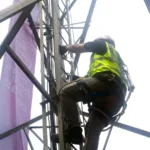 Indosat Ooredoo Hutchison (IOH) melalui program Jelajah Tri Serang memperluas jaringan 4G hingga ke 97% wilayah Banten. Dengan 410 BTS aktif di Serang, IOH mendorong digitalisasi dan pertumbuhan ekonomi lokal melalui 3Kiosk serta pemberdayaan UMKM digital.