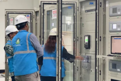 Petugas PLN meninjau langsung ke lokasi panel kontrol di Gardu Induk 150 kV KTT Lautan Baja Indonesia guna memastikan suplai listrik yang disalurkan ke PT Lautan Baja Indonesia efisien, aman, dan andal.