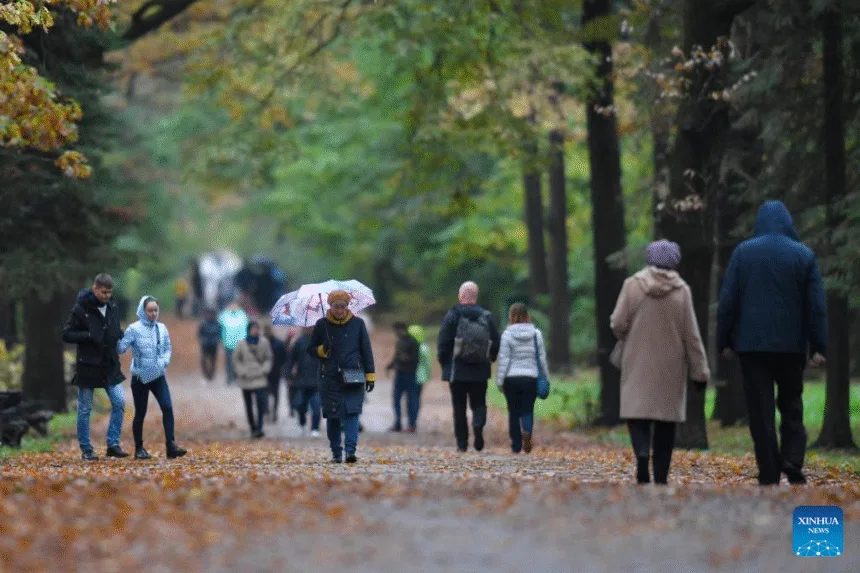 Orang-orang berjalan di sebuah taman di Moskow, Rusia, pada 25 September 2022. (Foto oleh Alexander Zemlianichenko Jr/Xinhua)