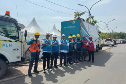 Siaga energi, wujudkan acara tanpa padam, Manager PLN UP3 Teluknaga Muhammad Wardi Hadi beserta Tim Pelayanan Teknik yang sedang siaga memastikan keandalan pasokan listrik dengan menurunkan Unit Power Supply (UPS) 100 KVA guna mendukung kelancaran kegiatan penanaman mangrove bersama Wapres RI di Banten.