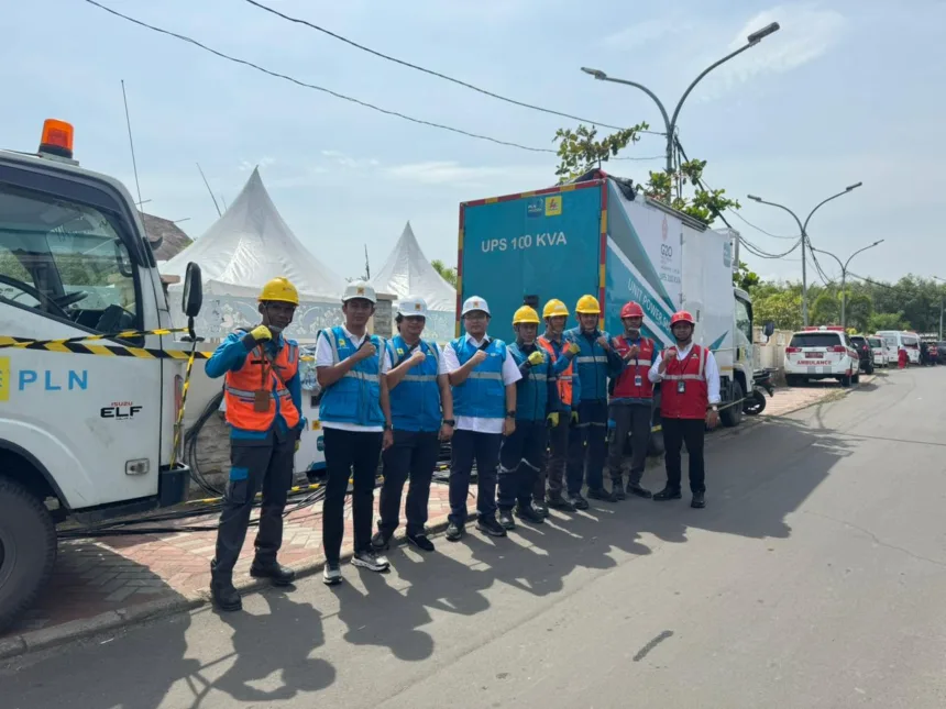 Siaga energi, wujudkan acara tanpa padam, Manager PLN UP3 Teluknaga Muhammad Wardi Hadi beserta Tim Pelayanan Teknik yang sedang siaga memastikan keandalan pasokan listrik dengan menurunkan Unit Power Supply (UPS) 100 KVA guna mendukung kelancaran kegiatan penanaman mangrove bersama Wapres RI di Banten.