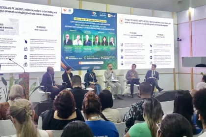 Direktur Teknologi, Engineering, dan Keberlanjutan PLN, Evy Haryadi (kedua dari kanan), berbicara pada sesi diskusi Scaling-Up Carbon Markets: Opportunities for Global Collaboration di Paviliun Indonesia, COP30 Belém, Brasil, 11 November 2025. (Dok. PLN)