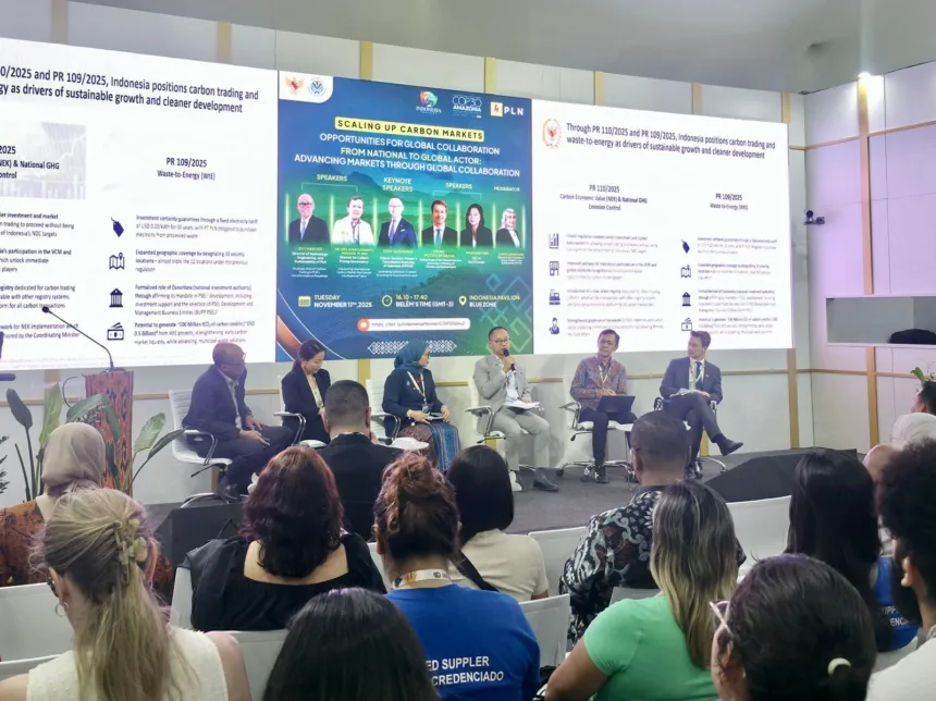 Direktur Teknologi, Engineering, dan Keberlanjutan PLN, Evy Haryadi (kedua dari kanan), berbicara pada sesi diskusi Scaling-Up Carbon Markets: Opportunities for Global Collaboration di Paviliun Indonesia, COP30 Belém, Brasil, 11 November 2025. (Dok. PLN)