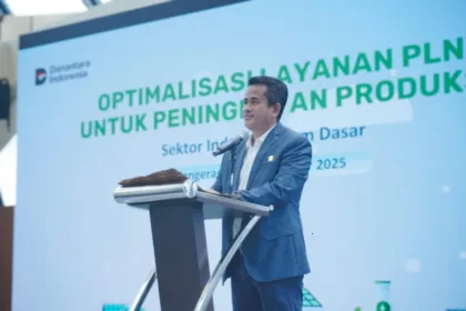 General Manager PLN UID Banten, Muhammad Joharifin, saat menyampaikan sambutan pada kegiatan “Optimalisasi Layanan PLN untuk Peningkatan Produktivitas Industri” di Tangerang, November 2025. (Dok. PLN UID Banten)