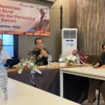 Kepala Perwakilan Bank Indonesia Banten, Ameriza M. Moesa (tengah), berbicara dalam acara Pengembangan Kemitraan Pariwisata dan Ekonomi Kreatif di Kota Serang, 19 November 2025.
