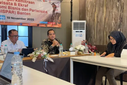 Kepala Perwakilan Bank Indonesia Banten, Ameriza M. Moesa (tengah), berbicara dalam acara Pengembangan Kemitraan Pariwisata dan Ekonomi Kreatif di Kota Serang, 19 November 2025.