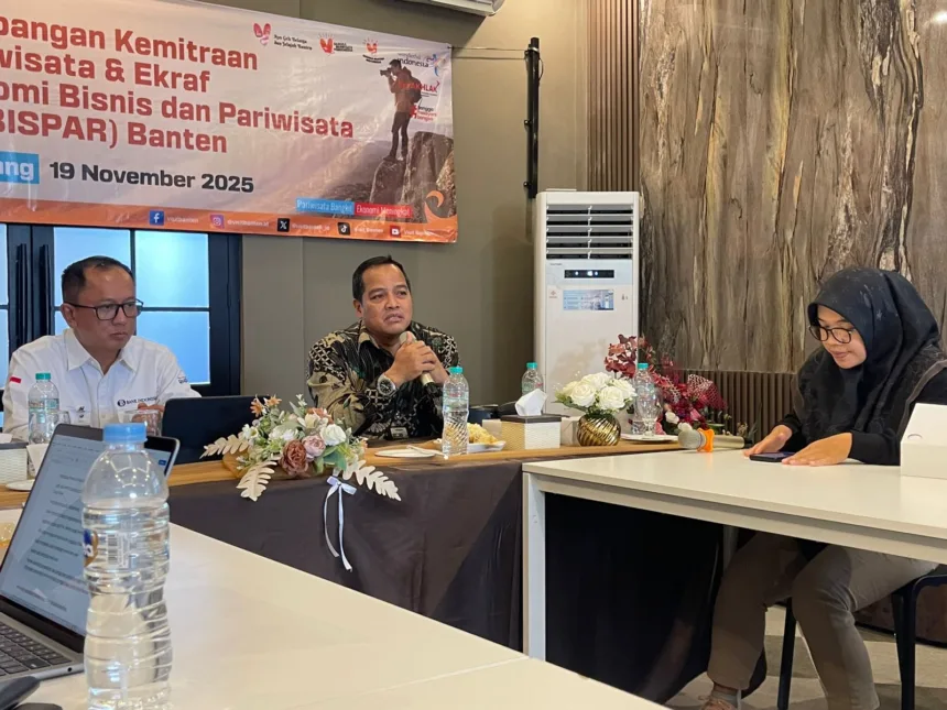Kepala Perwakilan Bank Indonesia Banten, Ameriza M. Moesa (tengah), berbicara dalam acara Pengembangan Kemitraan Pariwisata dan Ekonomi Kreatif di Kota Serang, 19 November 2025.
