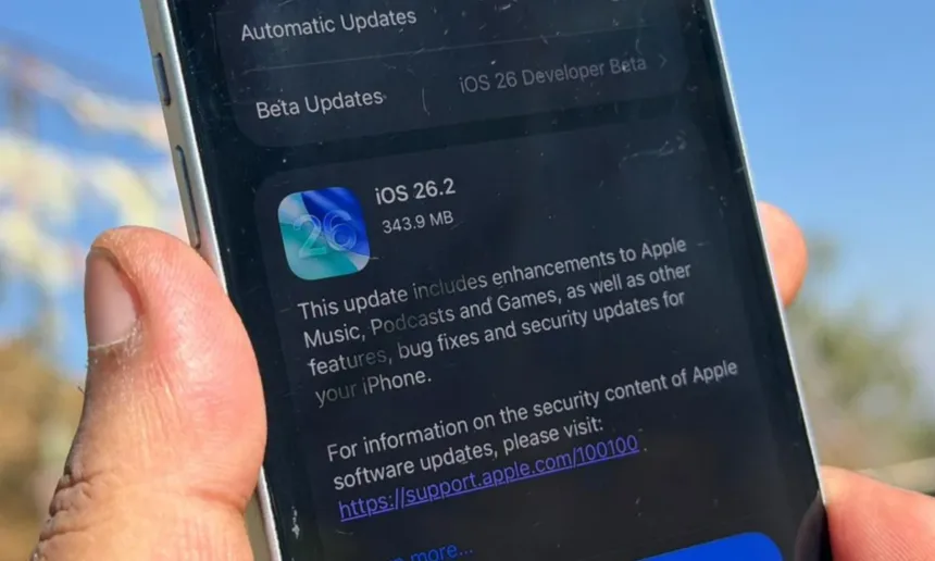 iOS 26.2 resmi meluncur dengan sederet fitur baru yang bikin iPhone terasa makin pintar, sekaligus membawa patch keamanan penting yang wajib segera diinstal pengguna.