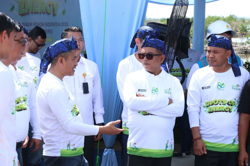General Manager PLN UID Banten bersama jajaran pemerintah Provinsi Banten dan PLN Group menanam bibit mangrove di pesisir Desa Lontar Alang-alang, Serang, dalam rangka peringatan Hari Menanam Pohon Indonesia 2025.