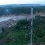 Petugas PLN bersama aparat TNI mengangkut material tower untuk perbaikan jalur transmisi di wilayah Bireuen, Aceh (9/12). PLN terus mempercepat pemulihan sistem kelistrikan yang terdampak banjir bandang dan longsor.