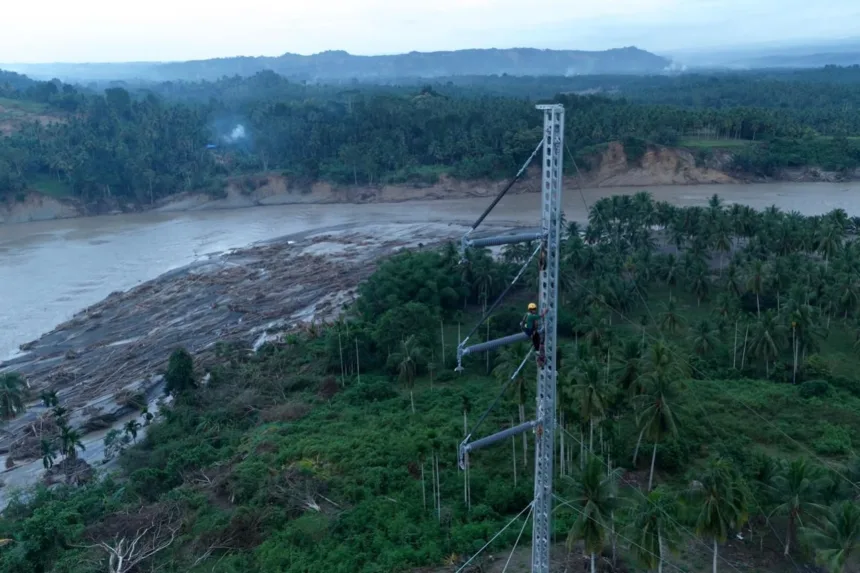 Petugas PLN bersama aparat TNI mengangkut material tower untuk perbaikan jalur transmisi di wilayah Bireuen, Aceh (9/12). PLN terus mempercepat pemulihan sistem kelistrikan yang terdampak banjir bandang dan longsor.