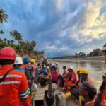 Personel PT PLN (Persero) UID Banten saat menjangkau lokasi pemulihan kelistrikan di wilayah terdampak bencana di Aceh menggunakan kapal bersama beberapa instansi terkait.