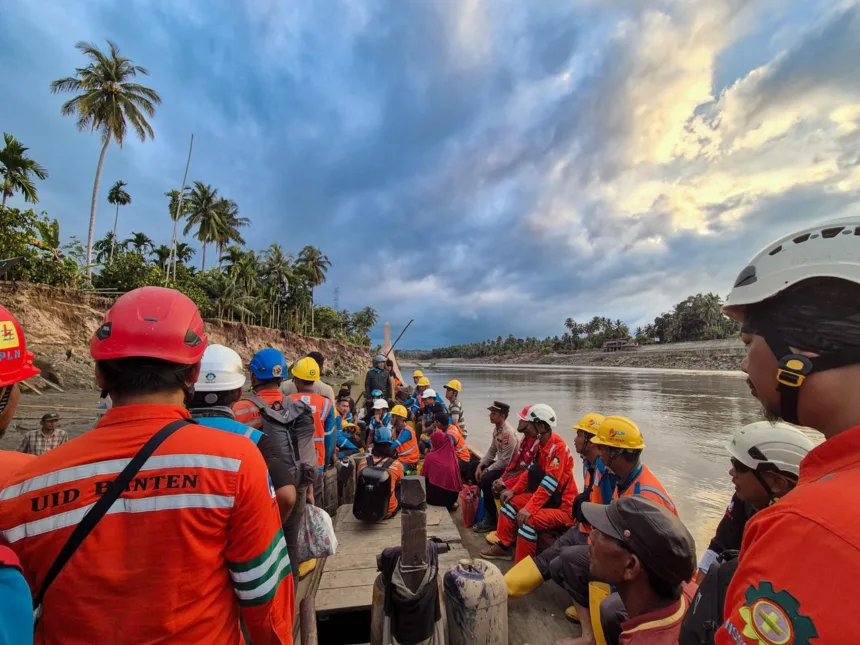 Personel PT PLN (Persero) UID Banten saat menjangkau lokasi pemulihan kelistrikan di wilayah terdampak bencana di Aceh menggunakan kapal bersama beberapa instansi terkait.