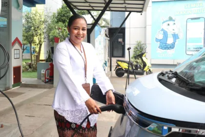 PLN siap membantu layanan SPKLU melalui WhatsApp SPKLU PLN atau melalui aplikasi PLN Mobile.