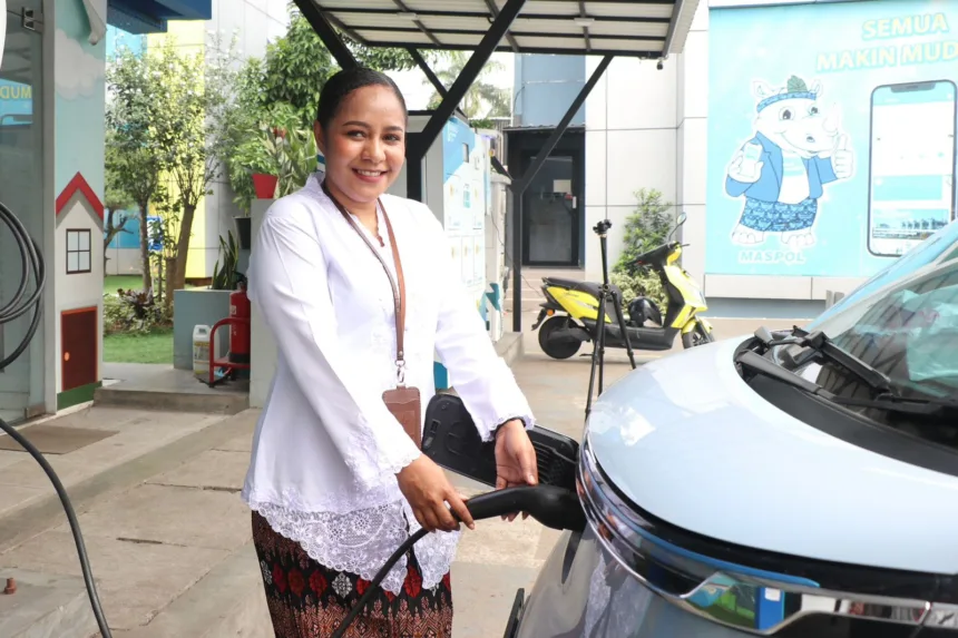 PLN siap membantu layanan SPKLU melalui WhatsApp SPKLU PLN atau melalui aplikasi PLN Mobile.