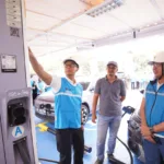 Direktur Utama PLN, Darmawan Prasodjo (kiri) dan General Manager PLN UID Jateng & DIY, Bramantyo Anggun Pambudi (kedua dari kanan) ketika membantu para pengguna mengisi kendaraan listrik di Rest Area 275 A Tol Trans Jawa, Tegal, Jawa Tengah pada Rabu (24/12).