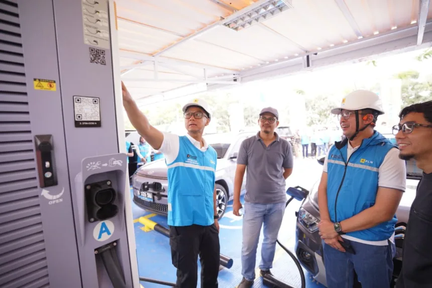 Direktur Utama PLN, Darmawan Prasodjo (kiri) dan General Manager PLN UID Jateng & DIY, Bramantyo Anggun Pambudi (kedua dari kanan) ketika membantu para pengguna mengisi kendaraan listrik di Rest Area 275 A Tol Trans Jawa, Tegal, Jawa Tengah pada Rabu (24/12).