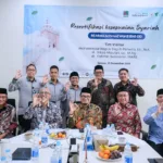 Jajaran Direksi RS Mata Achmad Wardi BWI-DD berfoto bersama Tim Visitor dari DSN-MUI dan MUKISI sebagai bentuk komitmen menjaga standar pelayanan kesehatan berbasis nilai Islam.