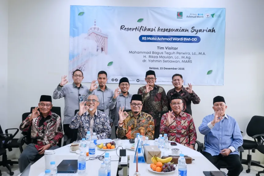 Jajaran Direksi RS Mata Achmad Wardi BWI-DD berfoto bersama Tim Visitor dari DSN-MUI dan MUKISI sebagai bentuk komitmen menjaga standar pelayanan kesehatan berbasis nilai Islam.