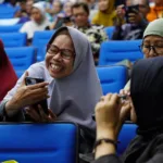 Peserta program GenSi saat melakukan simulasi pembuatan konten visual untuk mendukung pemasaran produk mereka. Melalui sesi praktik teknis ini, Indosat dan UMN mendorong UMKM agar lebih siap bersaing di ekosistem ekonomi digital yang terus berkembang.