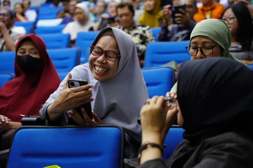 Peserta program GenSi saat melakukan simulasi pembuatan konten visual untuk mendukung pemasaran produk mereka. Melalui sesi praktik teknis ini, Indosat dan UMN mendorong UMKM agar lebih siap bersaing di ekosistem ekonomi digital yang terus berkembang.