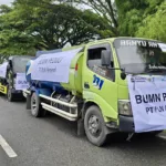 Dalam kegiatan BUMN Peduli ini, PLN turut berkontribusi dengan menyalurkan berbagai bantuan berupa 10 truk air bersih, 6 truk toren air, peralatan kebersihan, selimut, serta perlengkapan ibadah untuk masyarakat terdampak di Aceh.