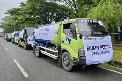 Dalam kegiatan BUMN Peduli ini, PLN turut berkontribusi dengan menyalurkan berbagai bantuan berupa 10 truk air bersih, 6 truk toren air, peralatan kebersihan, selimut, serta perlengkapan ibadah untuk masyarakat terdampak di Aceh.