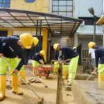 Tampak personel PLN sedang melakukan kerja bakti, membersihkan sisa lumpur di Rumah Sakit Umum Daerah (RSUD) Langsa pascabanjir, agar fasilitas kesehatan dapat kembali melayani masyarakat.