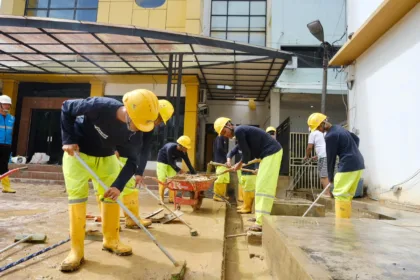 Tampak personel PLN sedang melakukan kerja bakti, membersihkan sisa lumpur di Rumah Sakit Umum Daerah (RSUD) Langsa pascabanjir, agar fasilitas kesehatan dapat kembali melayani masyarakat.