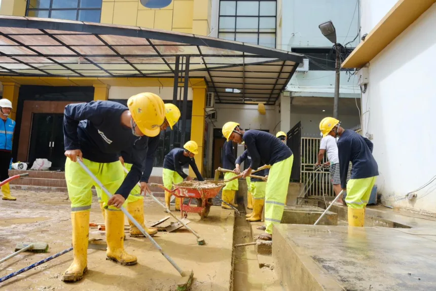 Tampak personel PLN sedang melakukan kerja bakti, membersihkan sisa lumpur di Rumah Sakit Umum Daerah (RSUD) Langsa pascabanjir, agar fasilitas kesehatan dapat kembali melayani masyarakat.