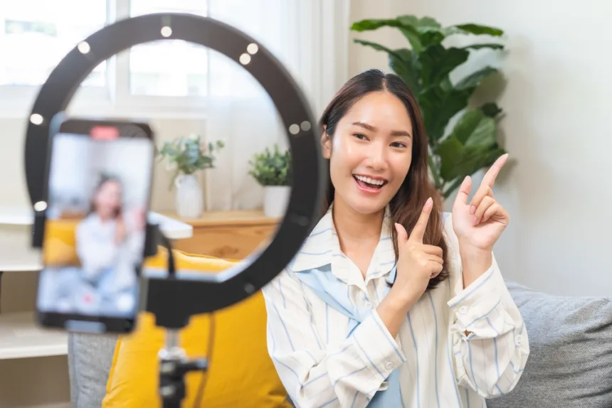 Seorang content creator merekam konten dari rumah menggunakan ring light dan smartphone. Di balik senyumnya yang percaya diri, ada proses mengenali potensi diri sebelum membangun konsistensi di dunia digital.