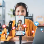 Seorang content creator Gen Z sedang live, mencari arah di tengah dunia digital yang serba cepat dan penuh distraksi.