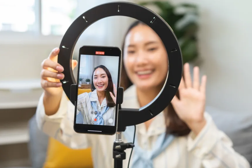 Panduan strategis membangun konten dengan audience global tanpa kehilangan identitas sebagai content creator lokal.