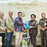 General Manager PLN UID Banten, Muhammad Joharifin (empat dari kiri) menyerahkan plakat kepada Kepala Kejaksaan Tinggi Banten, Bernadeta Maria Erna Elastiyani (tiga dari kanan) sebagai simbol penguatan sinergi dan kolaborasi antara PLN dan Kejaksaan Tinggi Banten.