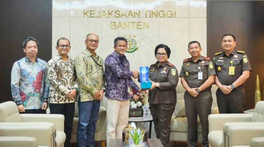 General Manager PLN UID Banten, Muhammad Joharifin (empat dari kiri) menyerahkan plakat kepada Kepala Kejaksaan Tinggi Banten, Bernadeta Maria Erna Elastiyani (tiga dari kanan) sebagai simbol penguatan sinergi dan kolaborasi antara PLN dan Kejaksaan Tinggi Banten.