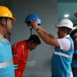 Komitmen keselamatan diwujudkan secara nyata melalui penyerahan simbolis perlengkapan keselamatan kerja kepada petugas lapangan, sebagai pengingat bahwa perlindungan diri adalah bagian tak terpisahkan dari profesionalisme kerja.