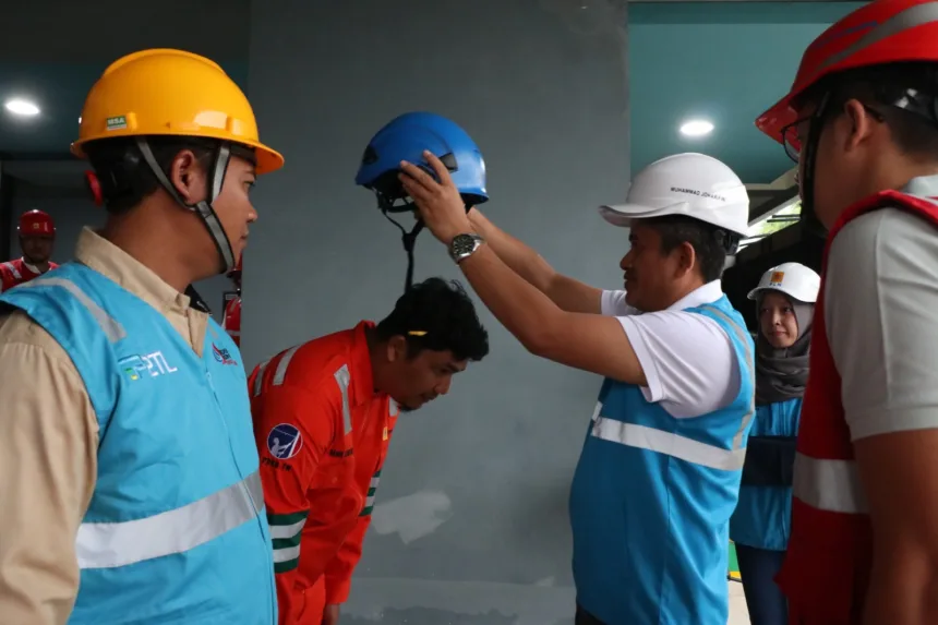 Komitmen keselamatan diwujudkan secara nyata melalui penyerahan simbolis perlengkapan keselamatan kerja kepada petugas lapangan, sebagai pengingat bahwa perlindungan diri adalah bagian tak terpisahkan dari profesionalisme kerja.