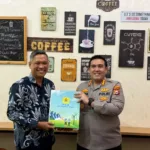 Manager PLN UP3 Banten Utara, Hasudungan Siahaan (kiri) menyerahkan cinderamata kepada Kapolresta Serang Kota Kombes Pol. Yudha Satria, S.H., S.I.K., M.H., (kanan) sebagai simbol penguatan sinergi dan kolaborasi antara PLN dan Kapolresta Serang Kota.