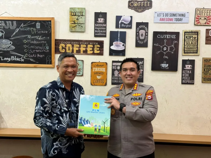 Manager PLN UP3 Banten Utara, Hasudungan Siahaan (kiri) menyerahkan cinderamata kepada Kapolresta Serang Kota Kombes Pol. Yudha Satria, S.H., S.I.K., M.H., (kanan) sebagai simbol penguatan sinergi dan kolaborasi antara PLN dan Kapolresta Serang Kota.