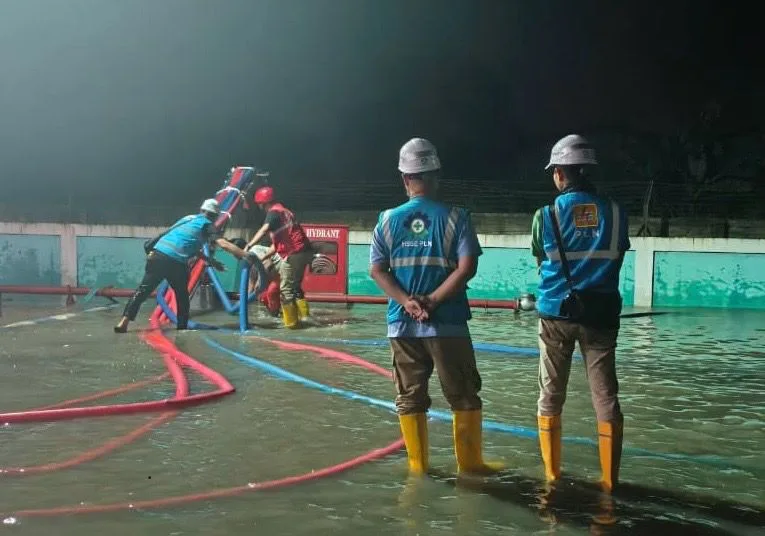 Tim PLN UID Banten bergerak cepat melakukan penanggulangan pada gardu yang terdampak banjir. Langkah ini dilakukan untuk menjaga keamanan instalasi kelistrikan dan memastikan keselamatan masyarakat di area sekitar.