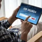 Pencari kerja menggunakan tablet untuk mencari lowongan pekerjaan di era digital