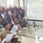 Setiawan Chogah memotivasi siswa SMK Nur El Falah Serang menulis komitmen diri dalam sesi pengembangan diri.